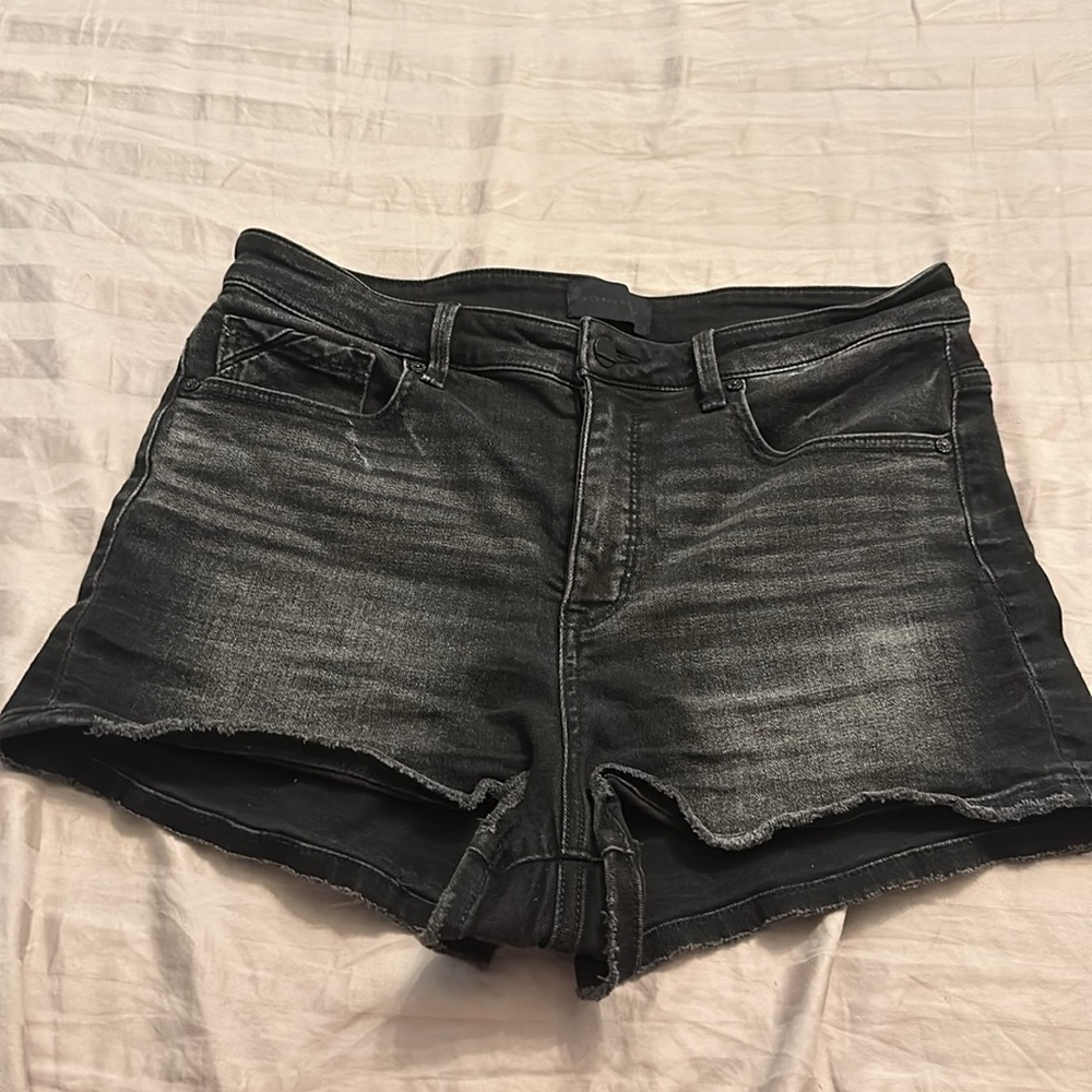 BUCKLE BLACK HIGH RISE SHORTS SIZE 30
